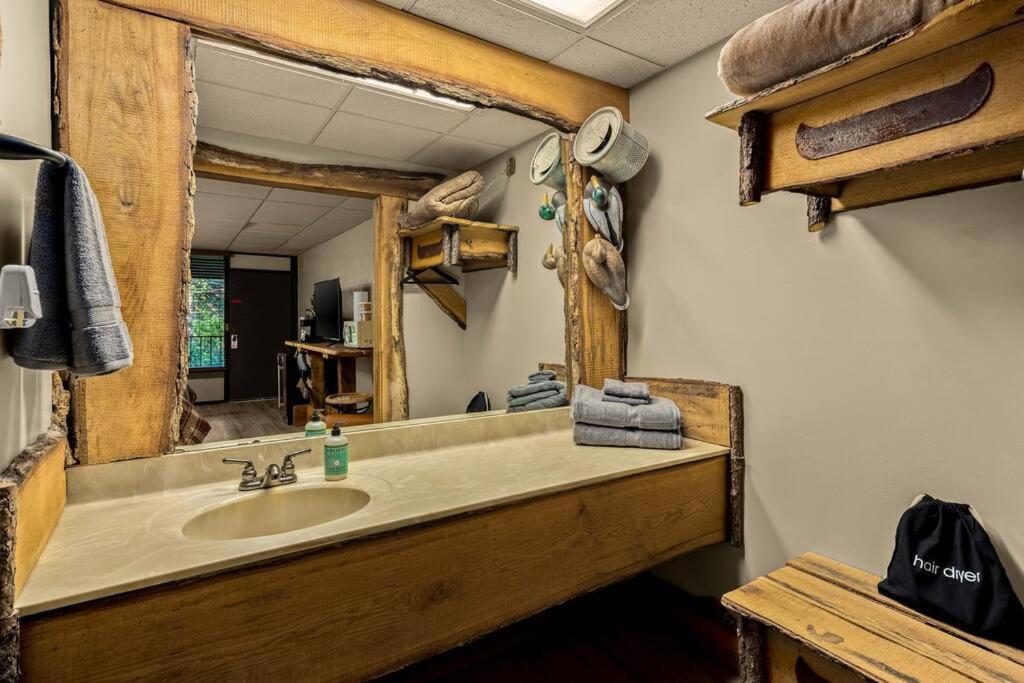 Stonegate Lodge King Bed Wifi 50 In Roku Tv Salt Water Pool Room # 101 Юрика Спрингс Экстерьер фото
